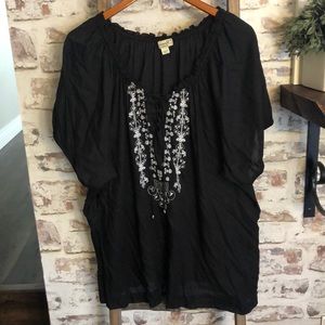 Women’s Oneworld 1X black and white top.